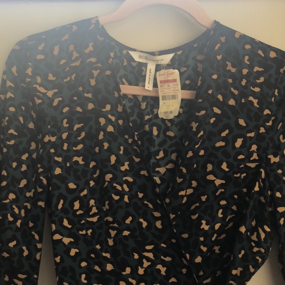 BCBGeneration leopard print bell sleeve wrap blouse size small - Picture 6 of 11